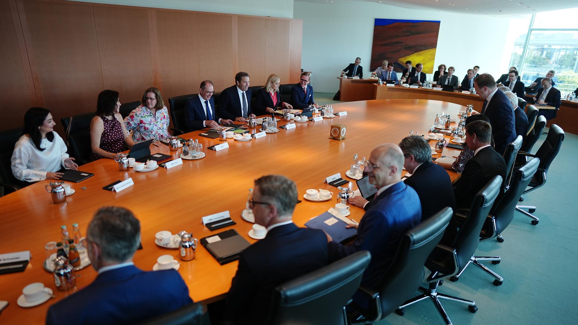 Lars Klingbeil (SPD), Bundesminister der Finanzen, Vizekanzler und SPD-Bundesvorsitzender, leitet die Sitzung des Bundeskabinetts im Bundeskanzleramt.