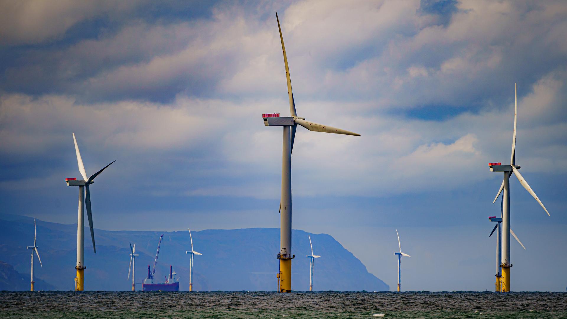 Blick auf einen Offshore-Windpark vor der Küste Englands Blick auf einen Offshore-Windpark vor der Küste Englands