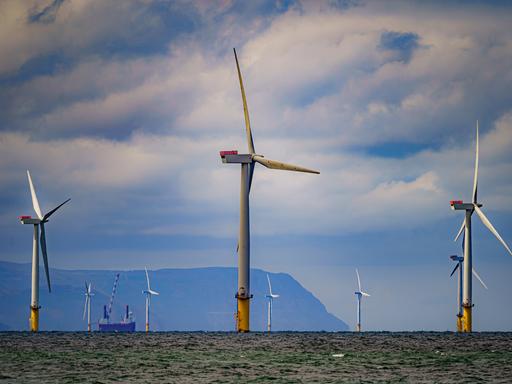 Blick auf einen Offshore-Windpark vor der Küste Englands