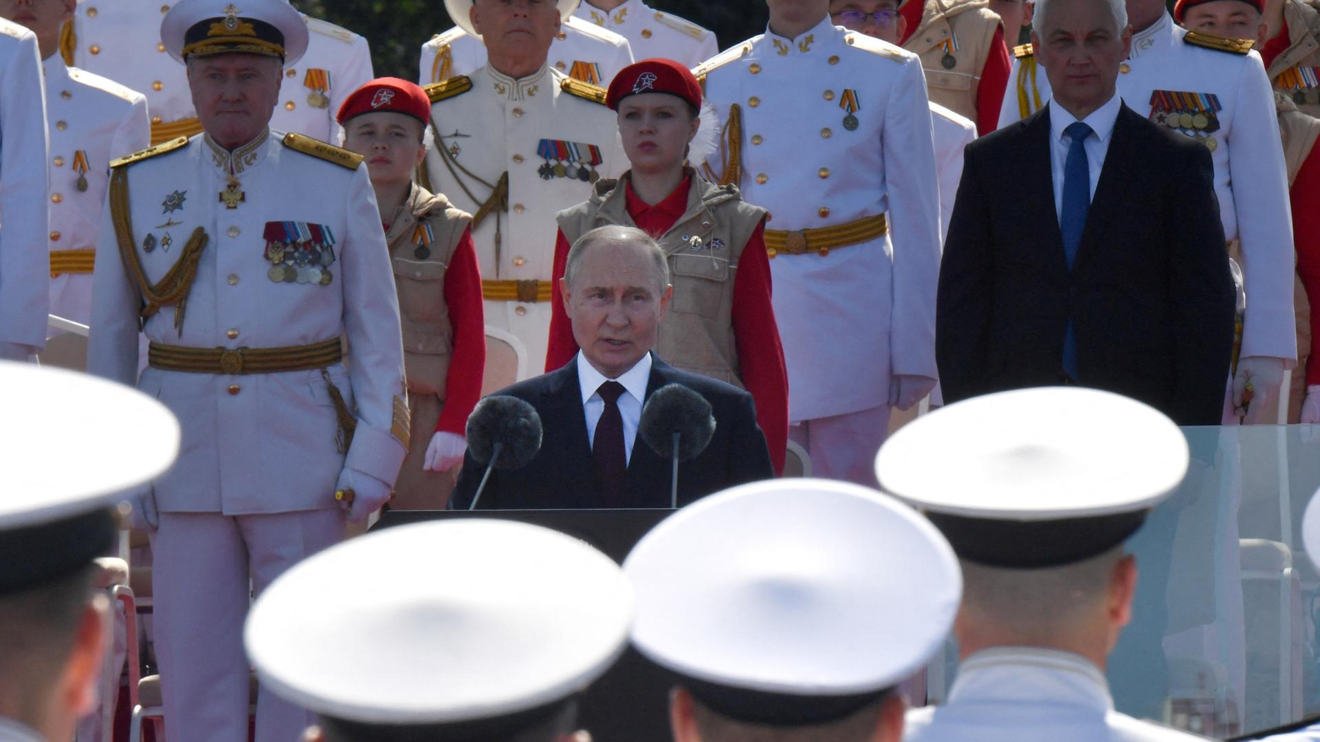 Russlands Machthaber Putin spricht bei einer Militärparade in Sankt Petersburg.