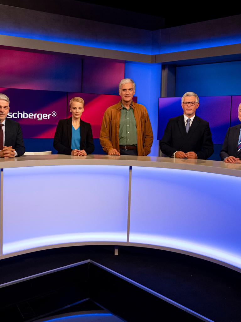 Die Gäste und die Moderatorin der "Maischberger"-Sendung stehen aufgereiht im Studio und blicken in die Kamera.