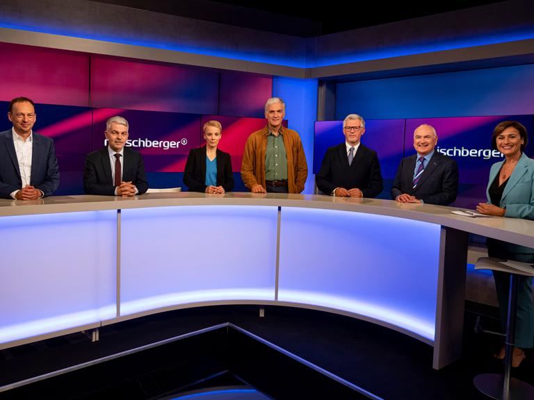 Die Gäste und die Moderatorin der "Maischberger"-Sendung stehen aufgereiht im Studio und blicken in die Kamera.