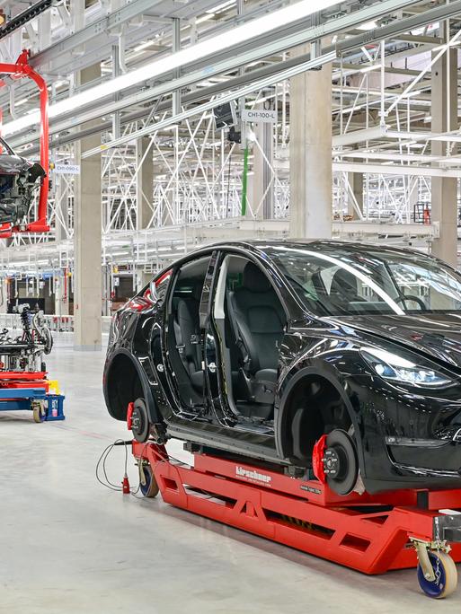 Ein Tesla Model Y ist zum Tag der offenen Tür in einer Produktionshalle der Tesla Gigafactory im brandenburgischen Grünheide zu sehen. 