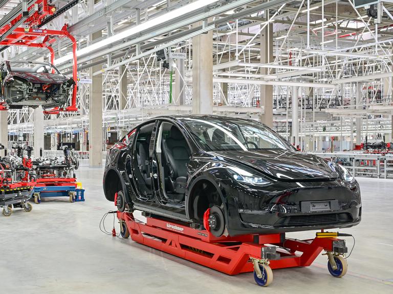 Ein Tesla Model Y ist zum Tag der offenen Tür in einer Produktionshalle der Tesla Gigafactory im brandenburgischen Grünheide zu sehen. 