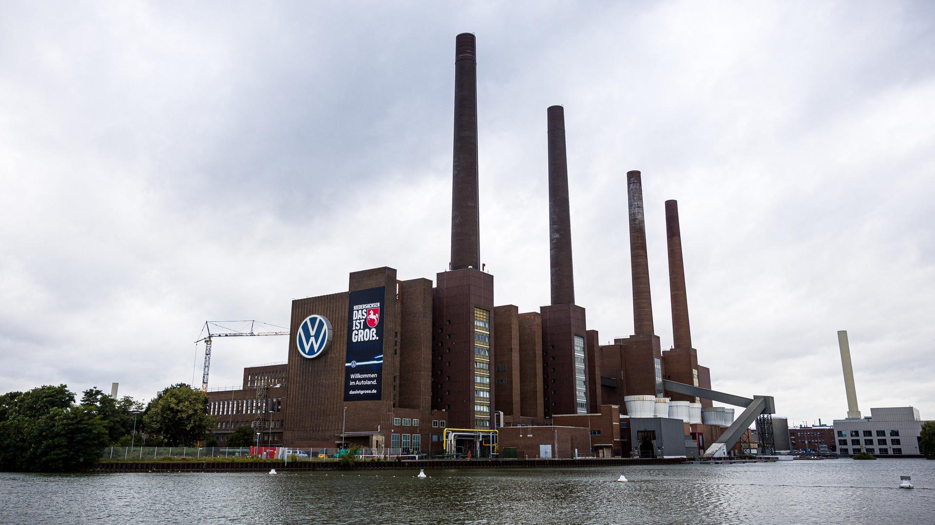 Wolken ziehen über das VW-Kraftwerk am Mittellandkanal hinweg.