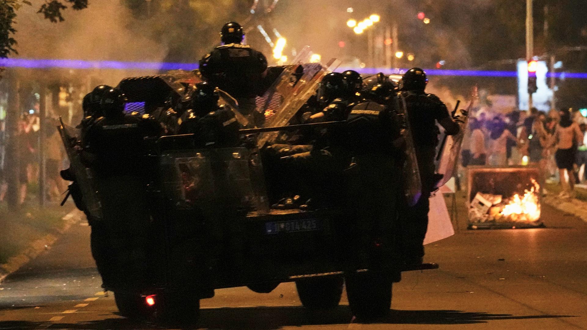 Belgrad: Serbische Gendarmeriebeamte jagen Demonstranten während einer Anti-Regierungs-Demonstration in einem panzerähnlichen Wagen.