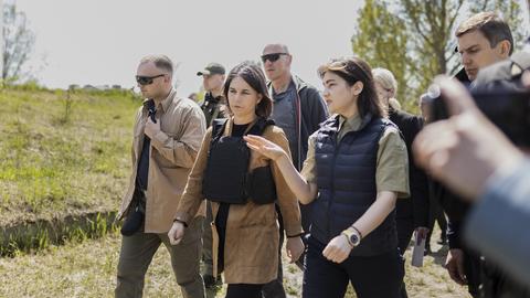 Die grüne Bundesaußenministerin Annalena Baerbock beim Besuch der Stadt Butscha. 