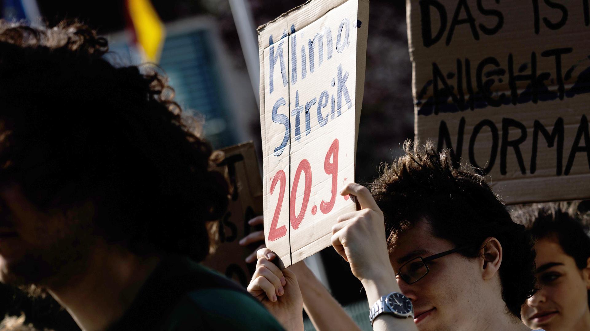 Ein Mitglied von Fridays for Future Deutschland hält vor dem Bundeskanzleramt bei einer Pressekonferenz zum geplanten globalen Klimastreik am 20. September 2024 ein Schild mit der Aufschrift "Klimastreik 20.9.". Ein Mitglied von Fridays for Future Deutschland hält vor dem Bundeskanzleramt bei einer Pressekonferenz zum geplanten globalen Klimastreik am 20. September 2024 ein Schild mit der Aufschrift "Klimastreik 20.9.".