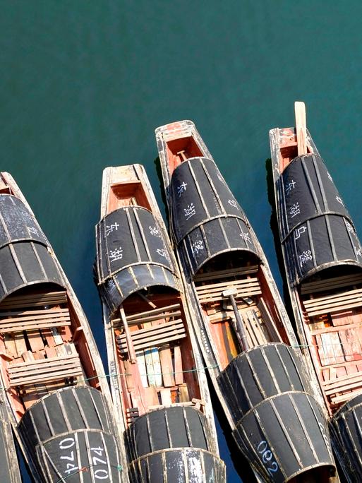 Vogelperspektive auf traditionelle chinesische Boote im Wasser