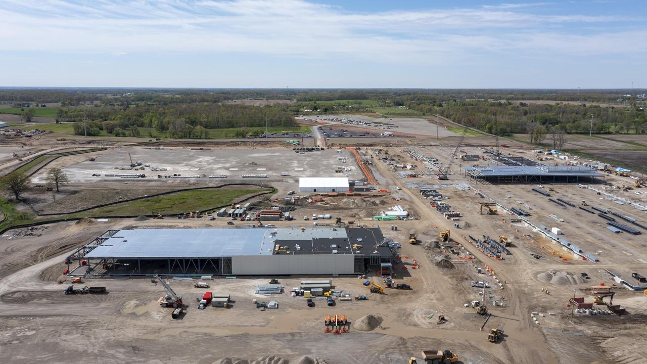 Baustelle eines großen Rechenzentrums in Saline Township, Michigan. Auf dem Gelände stehen Baufahrzeuge, im Hintergrund sind Hallen und technische Anlagen zu sehen. Baustelle eines großen Rechenzentrums in Saline Township, Michigan. Auf dem Gelände stehen Baufahrzeuge, im Hintergrund sind Hallen und technische Anlagen zu sehen.