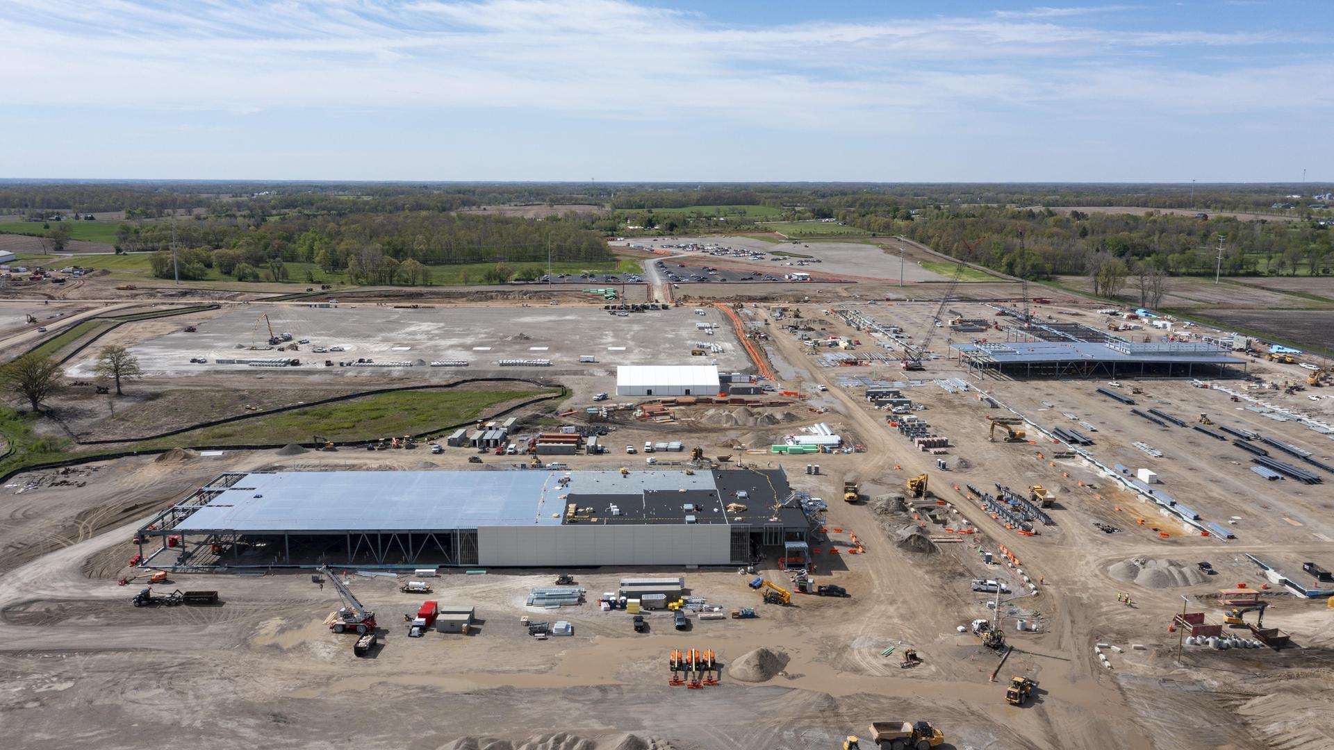 Baustelle eines großen Rechenzentrums in Saline Township, Michigan. Auf dem Gelände stehen Baufahrzeuge, im Hintergrund sind Hallen und technische Anlagen zu sehen.