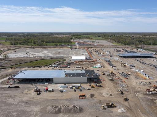 Baustelle eines großen Rechenzentrums in Saline Township, Michigan. Auf dem Gelände stehen Baufahrzeuge, im Hintergrund sind Hallen und technische Anlagen zu sehen.