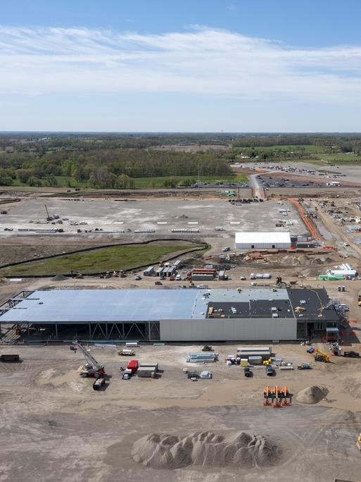 Baustelle eines großen Rechenzentrums in Saline Township, Michigan. Auf dem Gelände stehen Baufahrzeuge, im Hintergrund sind Hallen und technische Anlagen zu sehen.