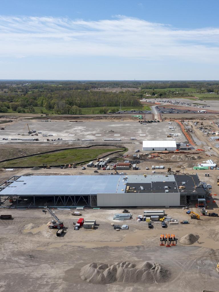 Baustelle eines großen Rechenzentrums in Saline Township, Michigan. Auf dem Gelände stehen Baufahrzeuge, im Hintergrund sind Hallen und technische Anlagen zu sehen.