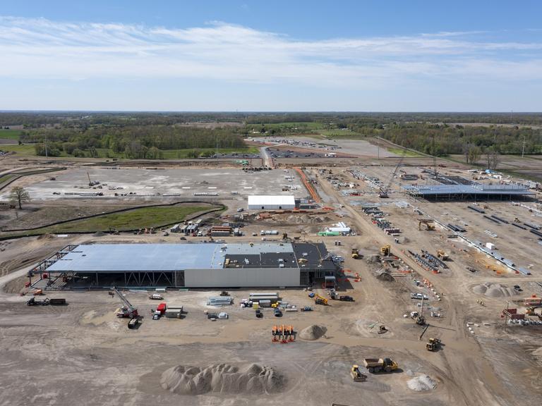 Baustelle eines großen Rechenzentrums in Saline Township, Michigan. Auf dem Gelände stehen Baufahrzeuge, im Hintergrund sind Hallen und technische Anlagen zu sehen.