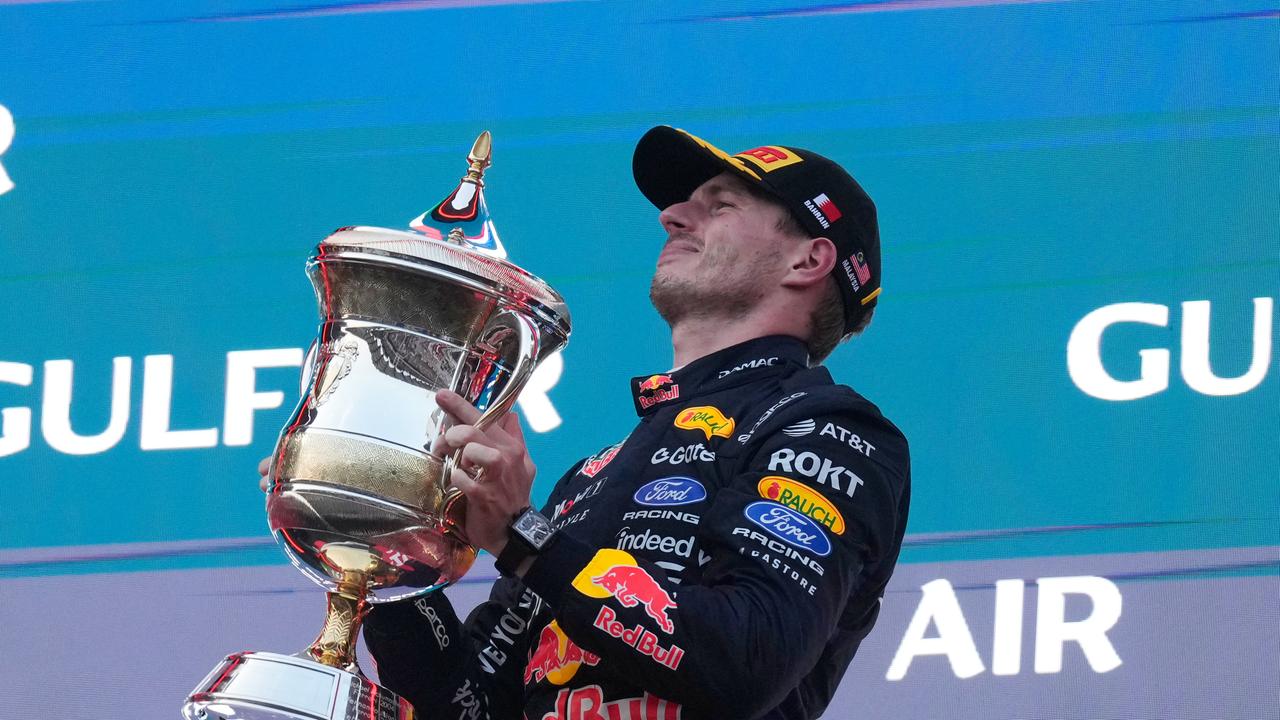 Red-Bull-Pilot Max Verstappen bei der Siegerehrung in Malaysia. Er hält seinen Pokal in die Höhe. 
