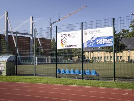 Blick auf die Anlagen des Olympiastützpunkts Brandenburg am Luftschiffhafen in Potsdam mit Rasenspielflächen und Laufbahnen