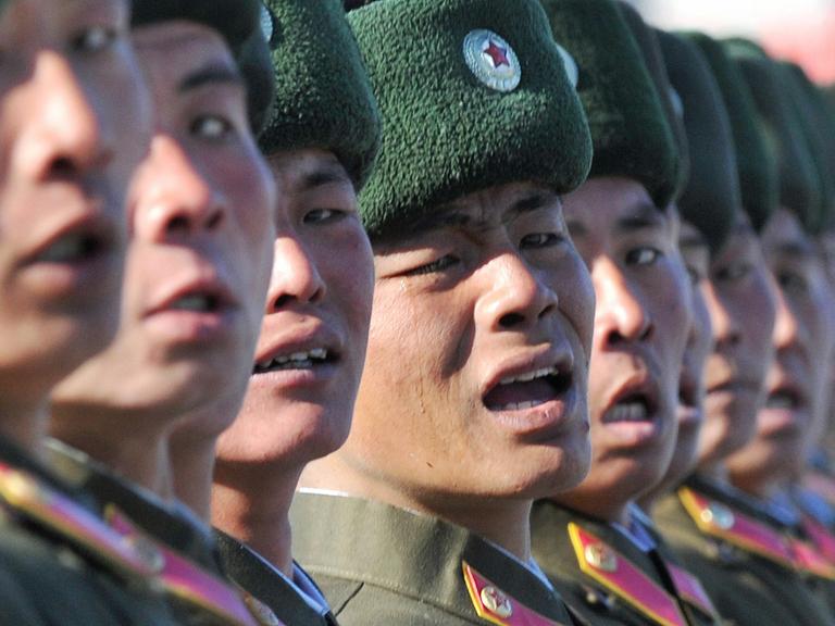 Nordkoreanische Soldaten bei einer Militärparade in Pjöngjang 2012. 