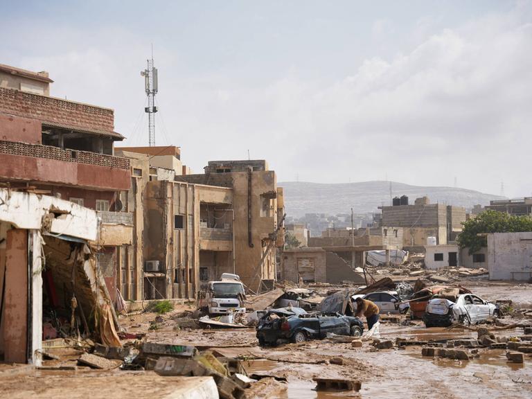 Verwüstete Straße mit Autowracks in der libyschen Hafenstadt Derna nach der Überschwemmung