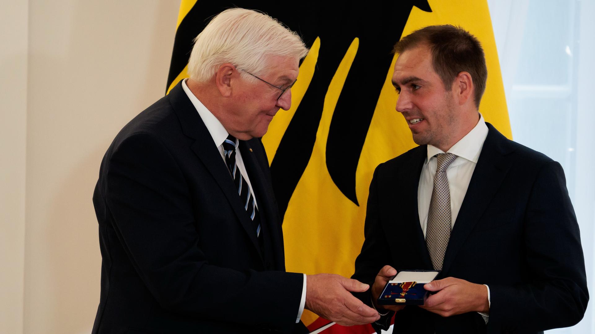Berlin: Bundespräsident Frank-Walter Steinmeier verleiht den Verdienstorden zum Tag der Deutschen Einheit an Philipp Lahm.