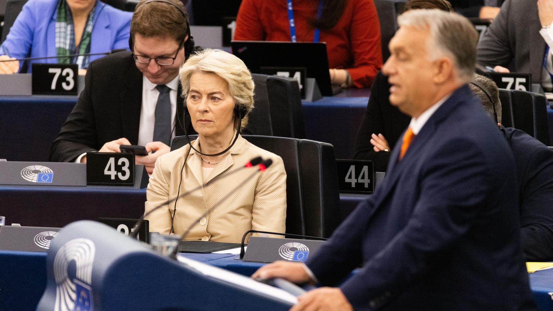 Straßburg: Ursula von der Leyen (l, CDU), Präsidentin der Europäischen Kommission, sitzt im Plenarsaal und hört Viktor Orbán (r, Fidesz), Ministerpräsident von Ungarn, zu, der im Vordergrund zu sehen ist und spricht.