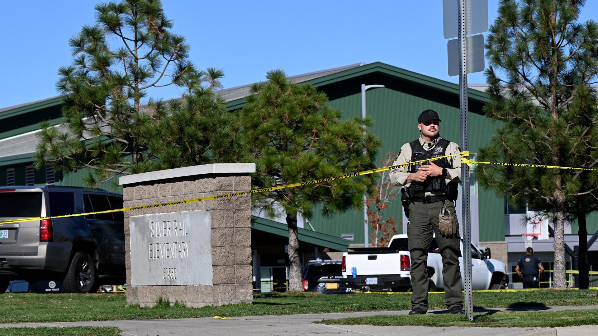 Vor der Silver Rail Elementary School in Oregon/USA, wo sich eine Gewalttat ereignet hat, ist Polizeiband gespannt.