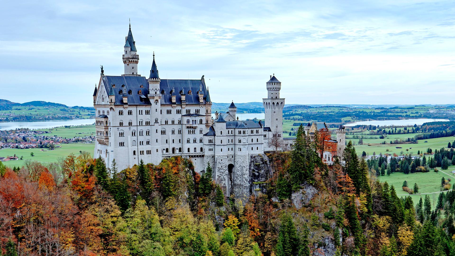 Blick auf Schloss Neuschwanstein: Der Dreiflügelbau wurde in den Jahren 1869 bis 1892 durch König Ludwig II. von Bayern von Eduard Riedel im Stil der Neuromanik erbaut. Blick auf Schloss Neuschwanstein: Der Dreiflügelbau wurde in den Jahren 1869 bis 1892 durch König Ludwig II. von Bayern von Eduard Riedel im Stil der Neuromanik erbaut.