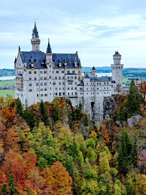 Blick auf Schloss Neuschwanstein: Der Dreiflügelbau wurde in den Jahren 1869 bis 1892 durch König Ludwig II. von Bayern von Eduard Riedel im Stil der Neuromanik erbaut.