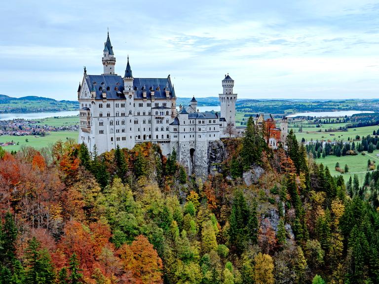 Blick auf Schloss Neuschwanstein: Der Dreiflügelbau wurde in den Jahren 1869 bis 1892 durch König Ludwig II. von Bayern von Eduard Riedel im Stil der Neuromanik erbaut.