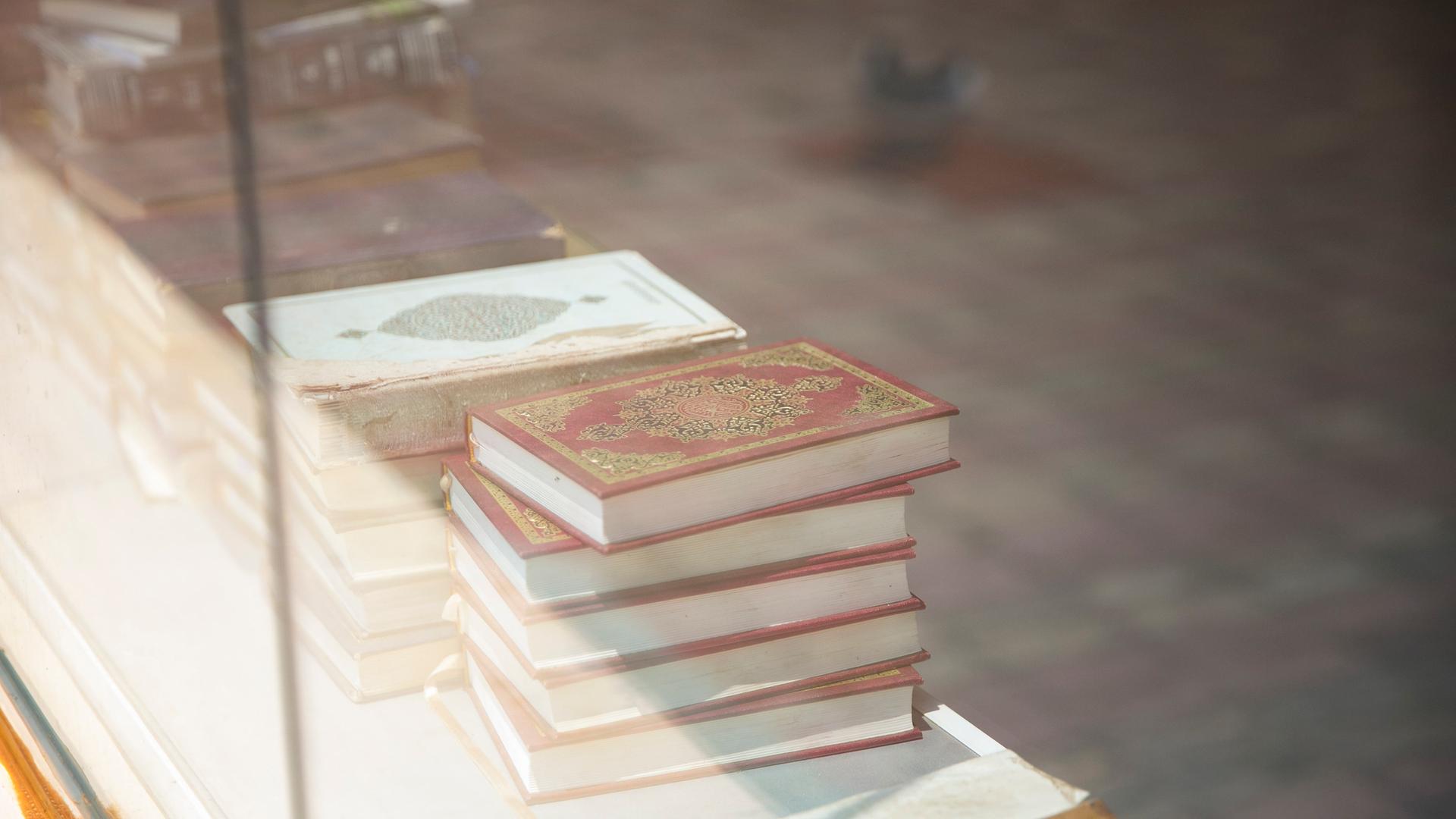 Durch ein Fenster kann man verschiedene Bücherstapelt sehen. Durch ein Fenster kann man verschiedene Bücherstapelt sehen.