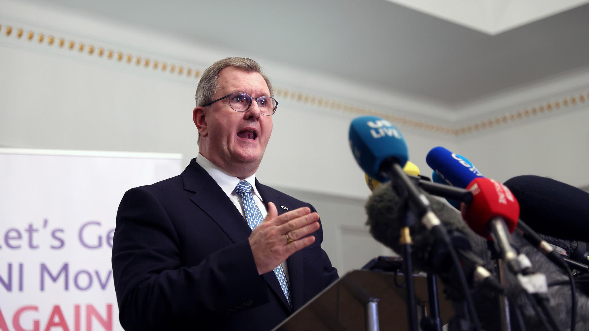 Das Bild zeigt Jeffrey Donaldson, der als Vorsitzender der nordirischen Democratic Unionist Party DUP zurückgetreten ist.