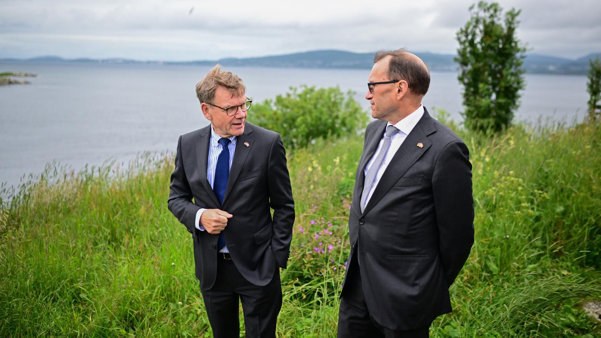 Außenminister Johann Wadephul (CDU, l.) und Espen Barth Eide, Außenminister von Norwegen, stehen am Saltstraumen, dem stärksten Gezeitenstrom der Welt.