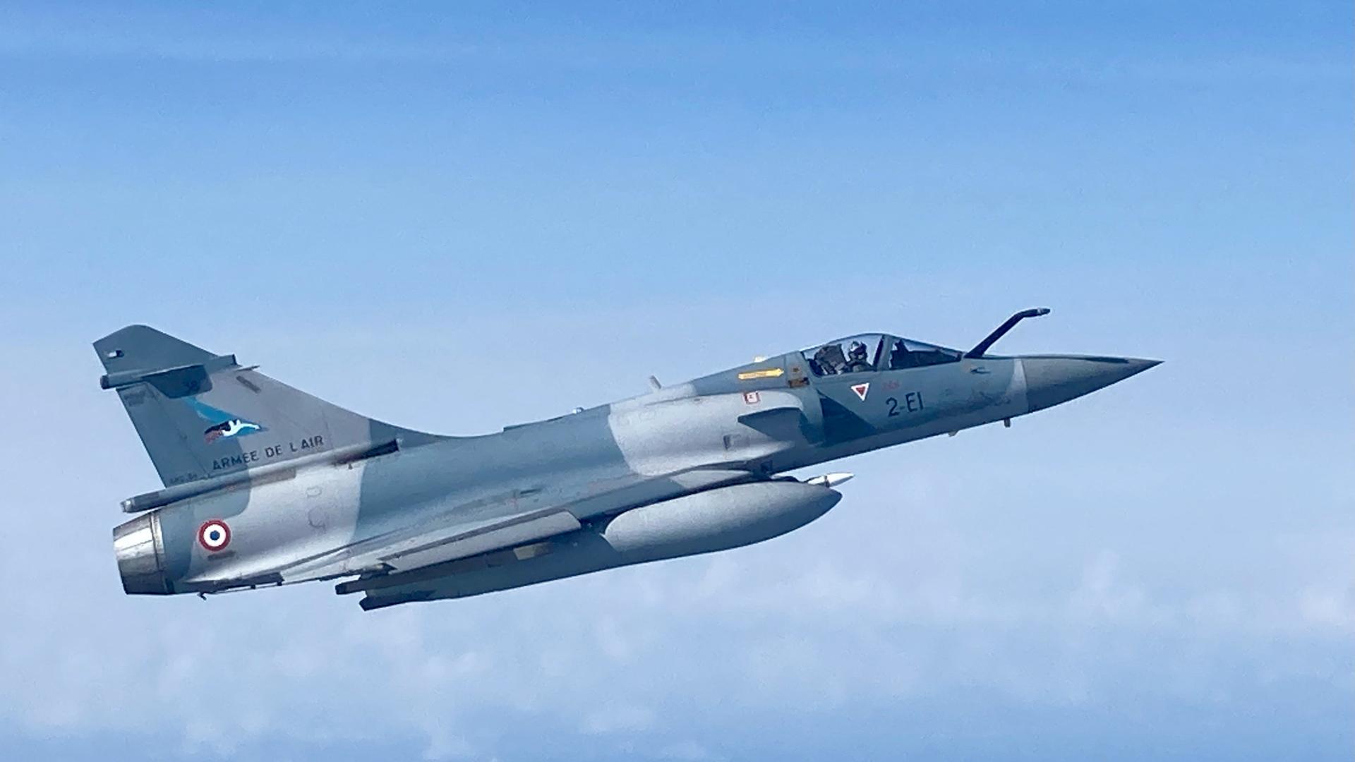 Das Bild zeigt eine französische Mirage 2000 beim Überflug über Estland im März 2022.