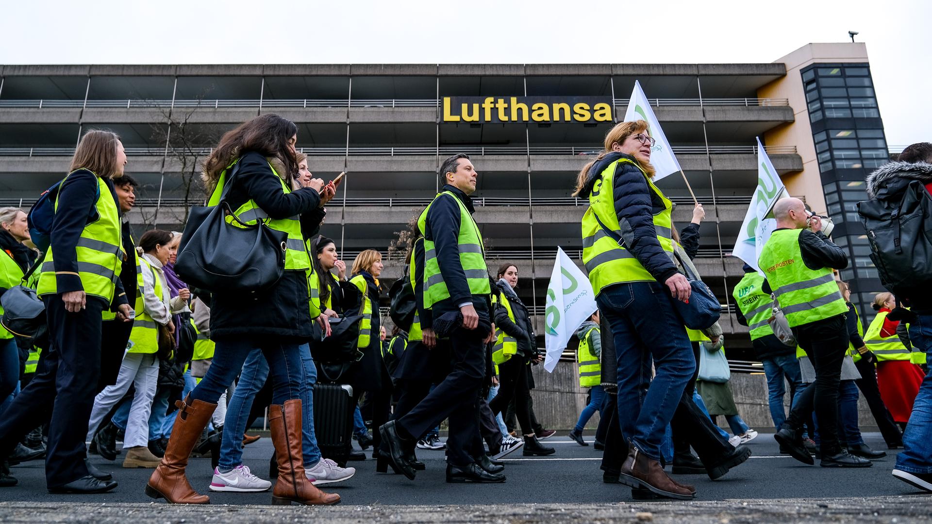Die Gewerkschaft UFO hat das Kabinenpersonal der Lufthansa zu einem Streik aufgerufen. Frankfurt am Main, 12.03.2024