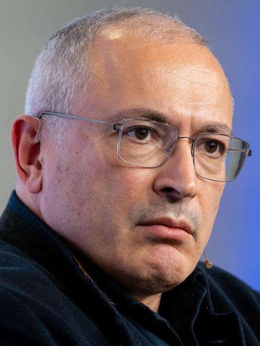 Der russische Regimekritiker Michail Chodorkowski sitzt bei einer Buchvorstellung in einem Sessel.