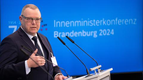 Brandenburgs Innenminister Michael Stübgen (CDU) spricht nach der symbolischen Staffelstab-Übergabe durch Berlins Innensenatorin Spranger für den Vorsitz der Innenministerkonferenz 2024 während einer Pressekonferenz. 