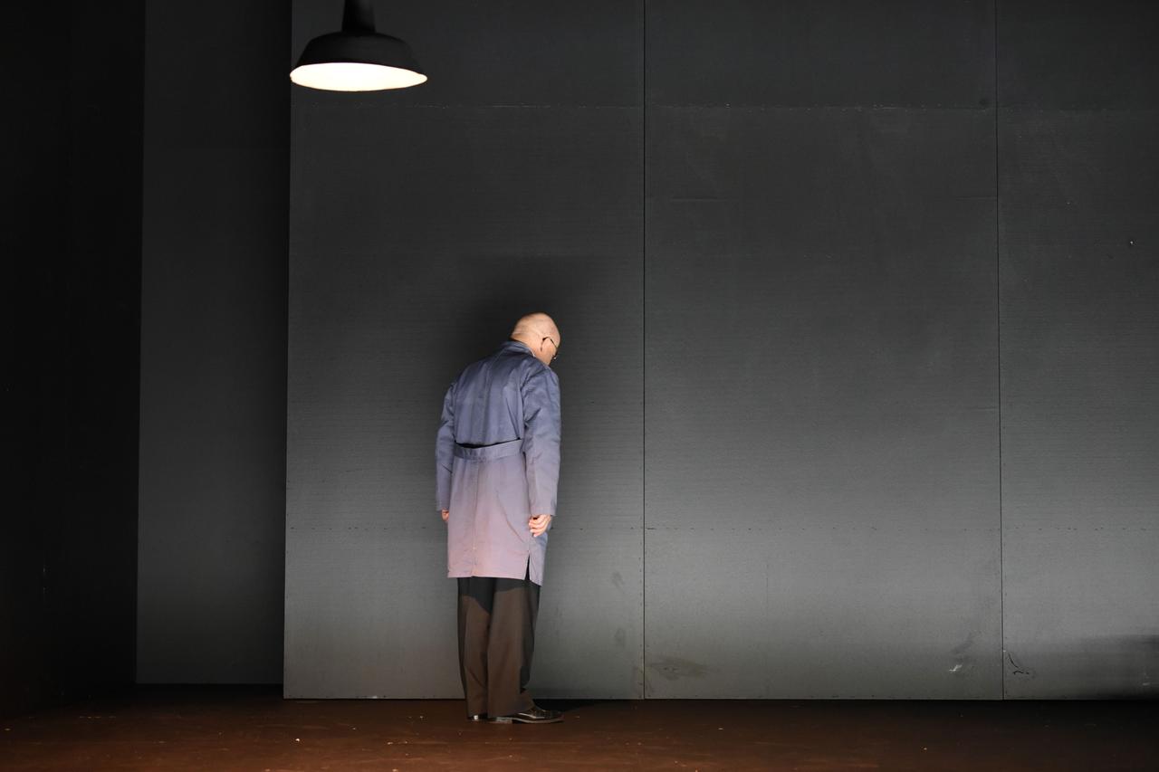 Schauspieler Benjamin Krämer-Jenster auf der Bühne vor einer Stahlwand stehend im Stück "Michael Kramer" am Staatstheater Wiesbaden.