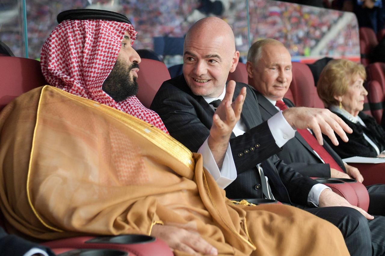 Saudi-Arabiens Kronprinz Mohammed bin Salman (l.) neben FIFA-Präsident Gianni Infantino bei der Fußball-WM 2018 in Russland.