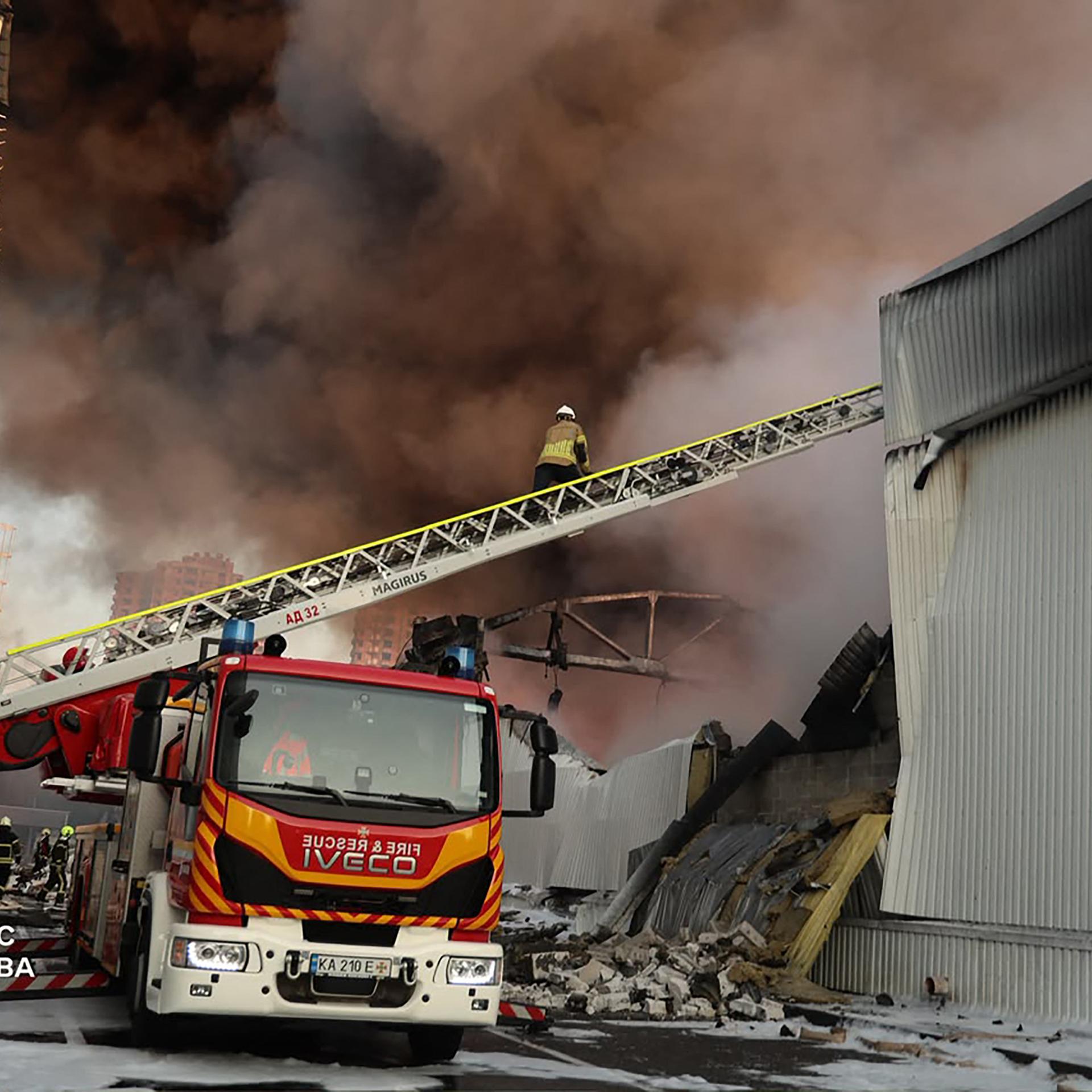 Ukrainische Feuerwehrleute bei Löscharbeiten am Ort eines russischen Luftangriffs in Kiew während der russischen Invasion der Ukraine.