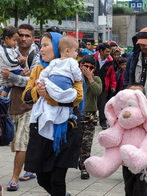 Ankunft von 2500 Flüchtlingen in Dortmund am 06.09.2015