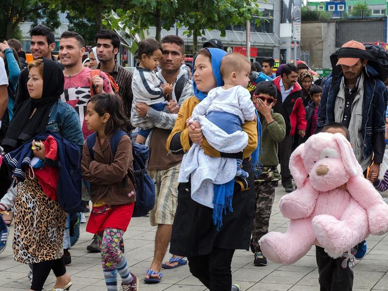 Ankunft von 2500 Flüchtlingen in Dortmund am 06.09.2015
