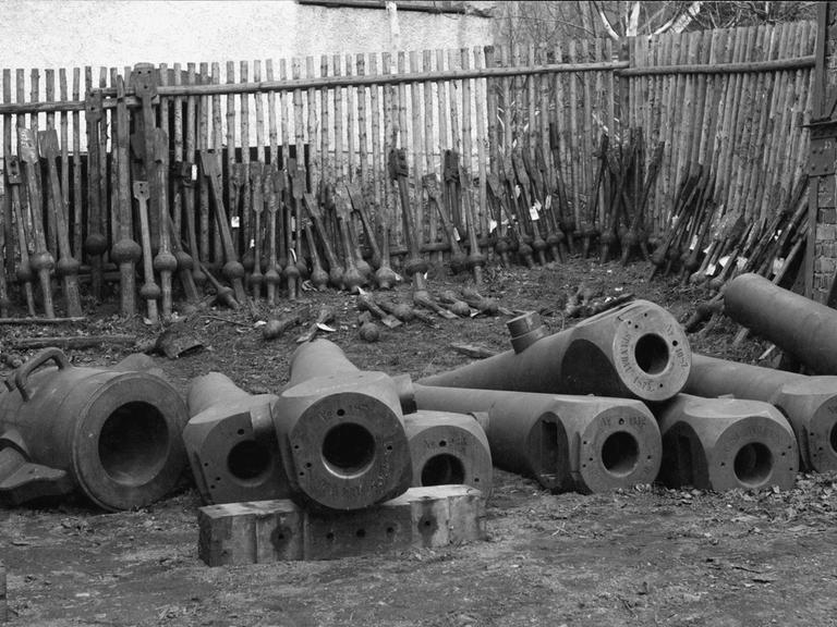 Verschrottetet Geschütze und Waffen 1920, die eingeschmolzen werden sollen.