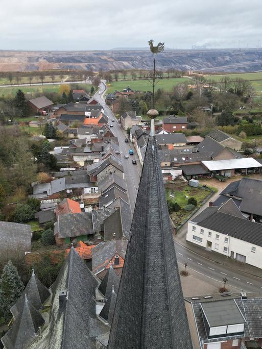 Blick vom Kirchturm in Keyenberg auf die Ortschaft, an deren Ende der Tagebau Garzweiler beginnt.