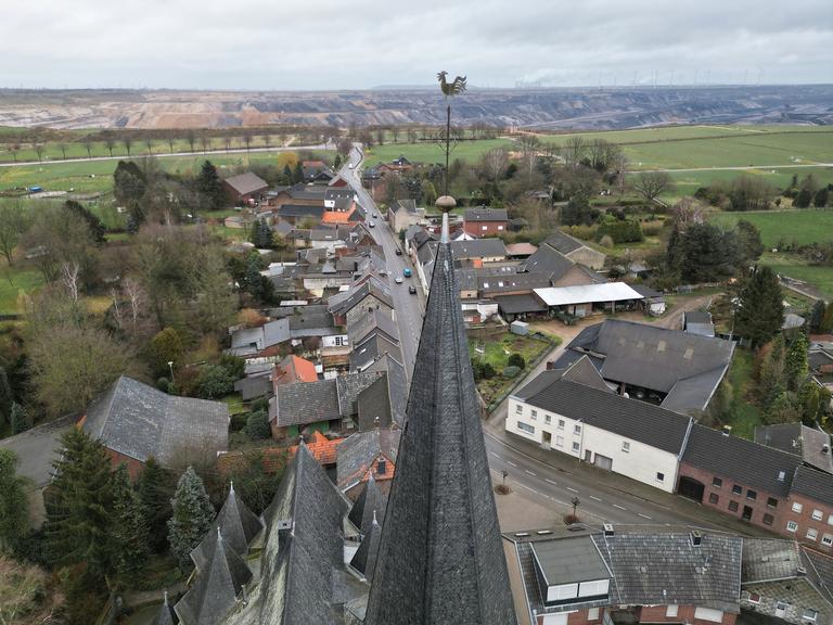 Blick vom Kirchturm in Keyenberg auf die Ortschaft, an deren Ende der Tagebau Garzweiler beginnt.