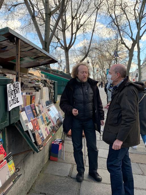 Die Bouquinisten mit ihren Bücherkisten im Freien gibt es in Paris schon seit über 500 Jahren und zählen seit 2019 zum immatierellen UNESCO-Weltkulturerbe. In der Pandemie sind sie jetzt in ihrer Existenz bedroht.