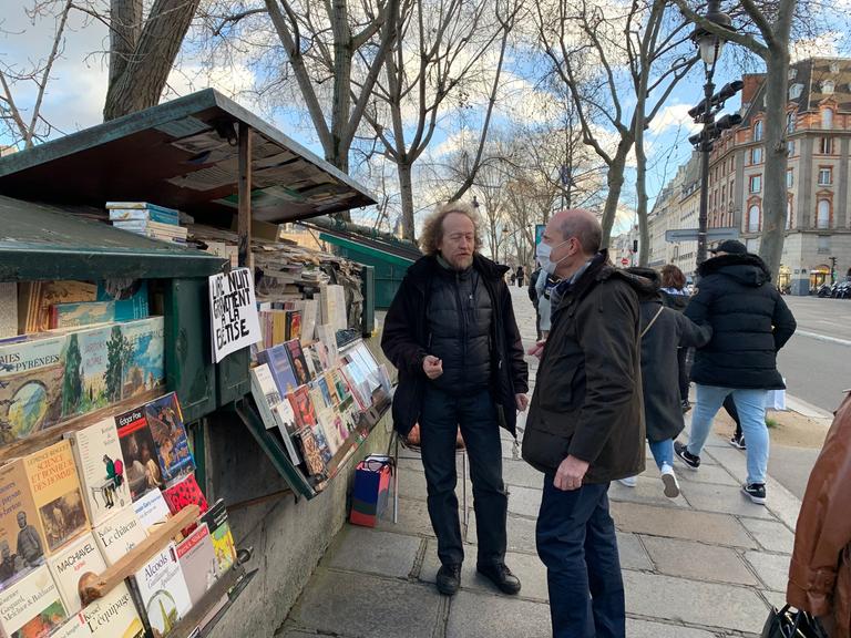 Die Bouquinisten mit ihren Bücherkisten im Freien gibt es in Paris schon seit über 500 Jahren und zählen seit 2019 zum immatierellen UNESCO-Weltkulturerbe. In der Pandemie sind sie jetzt in ihrer Existenz bedroht.