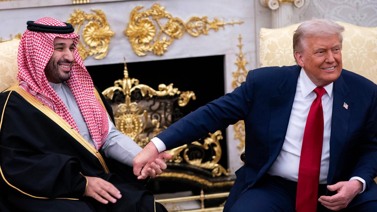 Kronprinz Mohammed bin Salman und US-Präsident Donald Trump sitzen nebeneinander und reichen sich die Hände.