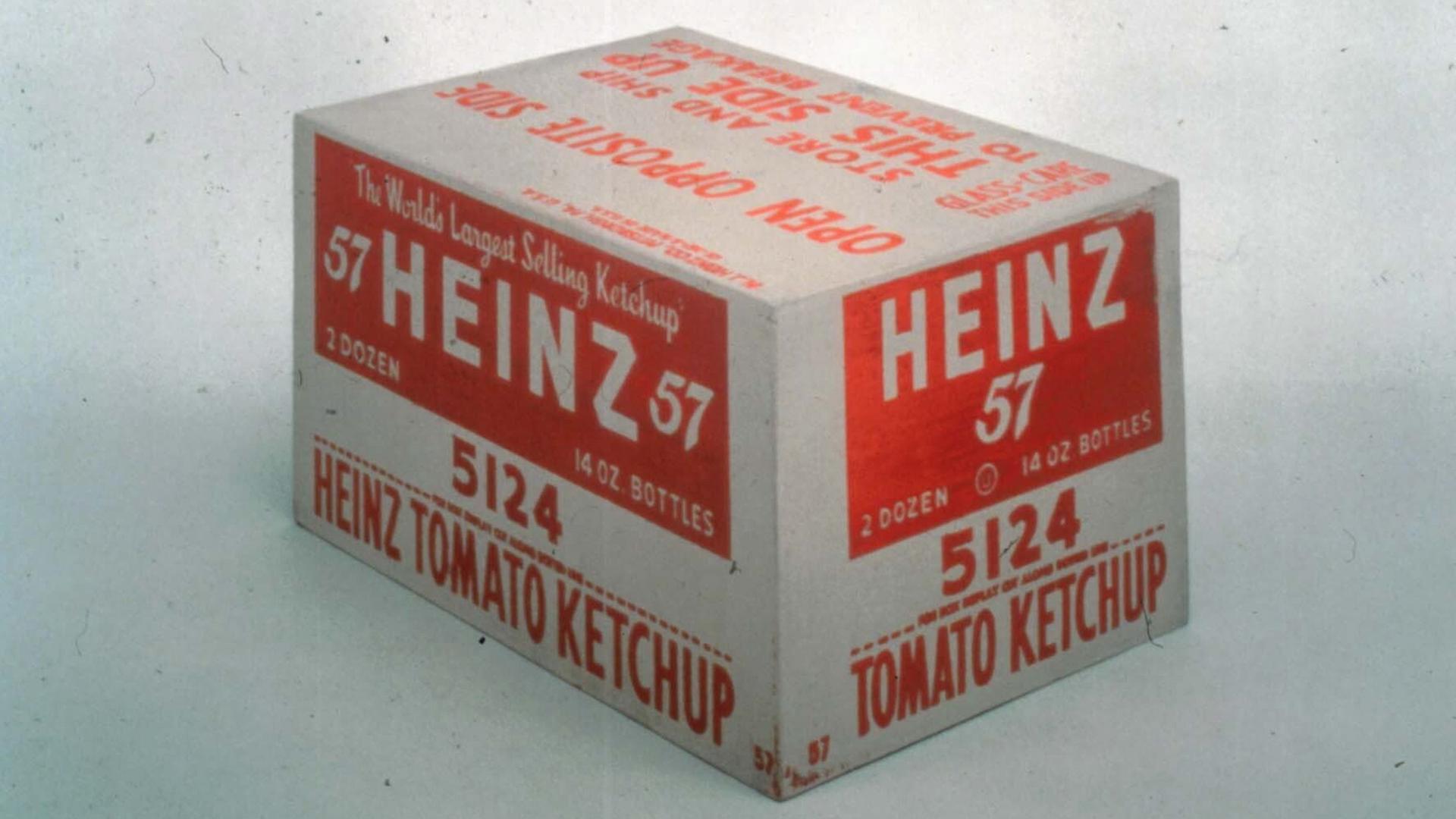 Die "Heinz Tomato Ketchup Box" von Andy Warhol aus dem Andy Warhol Museum in Pittsburgh. Eine Holzkiste, die originalgetreu die Umverpackung von Heinz-Ketchup-Flaschen nachahmt Die "Heinz Tomato Ketchup Box" von Andy Warhol aus dem Andy Warhol Museum in Pittsburgh. Eine Holzkiste, die originalgetreu die Umverpackung von Heinz-Ketchup-Flaschen nachahmt