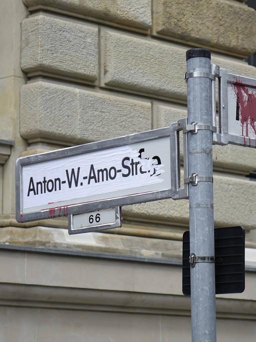 Das Berliner Straßenschild der Mohrenstraße ist mit einem Schriftzug überklebt. Dort steht jetzt: "Anton-W.-Amo-Straße".