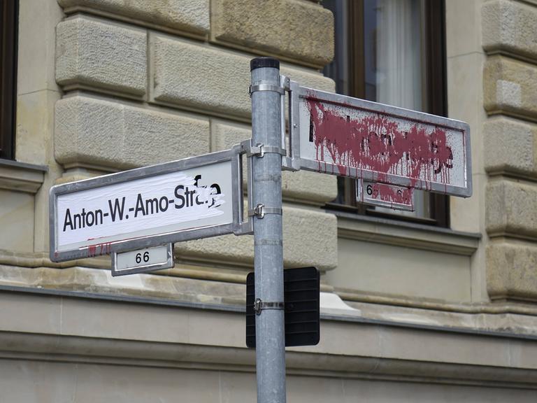 Das Berliner Straßenschild der Mohrenstraße ist mit einem Schriftzug überklebt. Dort steht jetzt: "Anton-W.-Amo-Straße".